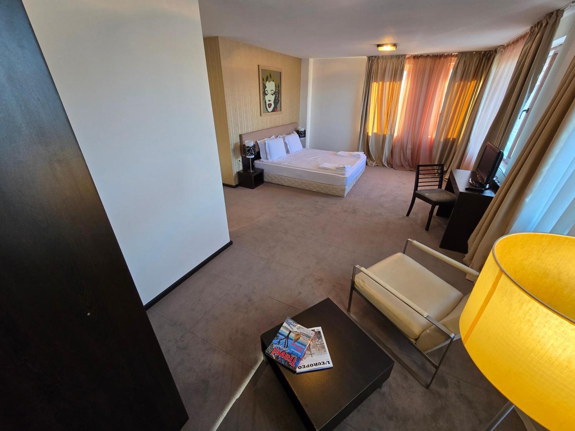 Apartment Next To The Lift *